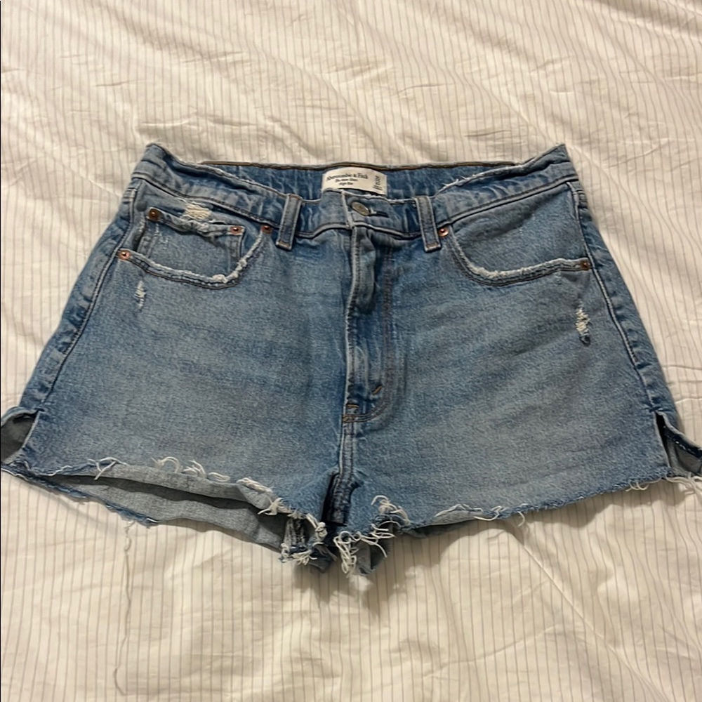 Abercrombie Jean Shorts “Mom Short” with Distressed Hem and High-Waisted Style